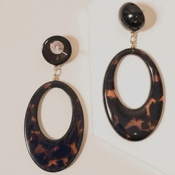 SALE$5. *or3/$10.* Brand New Tortoise Oval Earrings - Picture 3 of 4